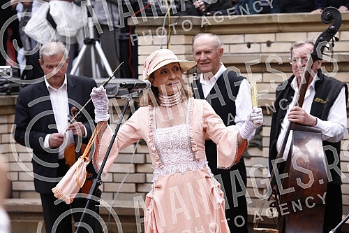 The Tourist Organization of Belgrade and the Association of Skadarlija Lovers have opened the tourist season in Skadarlija on the Plateau near the Skadarlija Fountain.Turisticka organizacija Beograda i Udruzenje ljubitelja Skadarlije su na Plato ko
