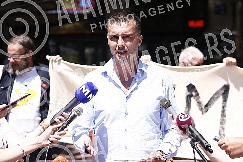 The Kreni-promeni movement and the Association for the Protection of Constitutionality and Legality organized a performance and a press conference in front of REM on the occasion of petitions to take away the frequency from Happy and Pink televisions