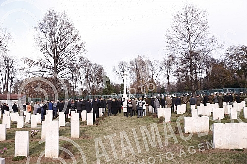 By laying wreaths at the Commonwealth Cemetery, the British Embassy in Serbia marked World War I Armistice Day, and the ceremony was led by British Ambassador Sian MacLeod.
Polaganjem venaca na groblju Komonvelta, ambasada Velike Britanije u Srbiji By laying wreaths at the Commonwealth Cemetery, the British Embassy in Serbia marked World War I Armistice Day, and the ceremony was led by British Ambassador Sian MacLeod.
Polaganjem venaca na groblju Komonvelta, ambasada Velike Britanije u Srbiji