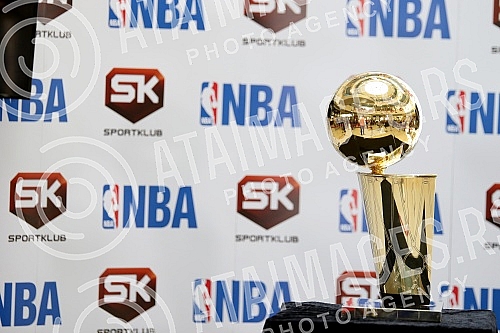 Champion trophy for the NBA was exposed at the mall - Delta City. The cup is named after Larry O'Brien.Pehar namenjen sampionu NBA lige bio je izlozen u Trznom centru - Delta siti. Pehar nosi ime Lerija OBrajena.