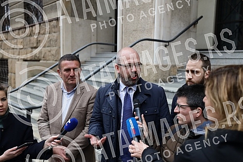 The Ajmo ljudi coalition organized a press conference in front of the Administrative Court on the occasion of the violation of the law by the GIK, which did not decide on the complaints within the legal deadline.Koalicija Ajmo ljudi je organizovala