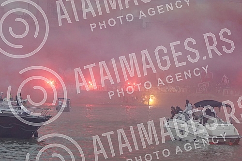 Zvezda's ball on the water - a spectacular celebration of the 32nd title of Serbian champion of fans and football players.Zvezdin bal na vodi - spektakularna proslava 32. titulu sampiona Srbije navijaca i fudbalera.