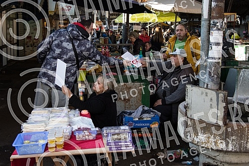 The youth of the SPS, led by the low MP Nina Pavicevic, talked to the citizens and handed out calendars to them.Omladina SPSa na celu sa niskom poslanicom Ninom Pavicevic pricla je sa sugrdjanima i delila im kalendare.