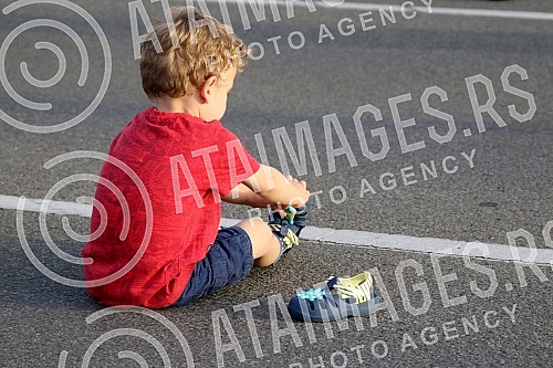 This morning, the Austrian company Drust continued the works in block 37, which angered the residents of the block who took to the streets again.
Austrijska kompanija Drust je jutros nastavila radove u bloku 37, sto je razljutilo stanare bloka koji This morning, the Austrian company Drust continued the works in block 37, which angered the residents of the block who took to the streets again.
Austrijska kompanija Drust je jutros nastavila radove u bloku 37, sto je razljutilo stanare bloka koji