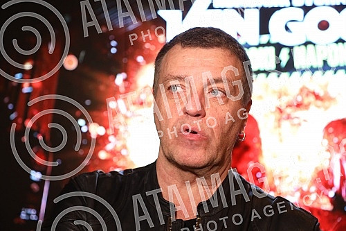 A press conference on the occasion of the Van Gogh group concert in the Kombank Hall was held at the Club Lisbon, and those present were able to see the premiere of the video for the song 