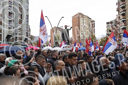 In the northern part of Kosovska Mitrovica, a large national gathering of Serbs from the north of Kosovo and Metekohija began at noon, after the withdrawal from all Kosovo institutions.U severnom delu Kosovske Mitrovice  u podne je poceo veliki nar