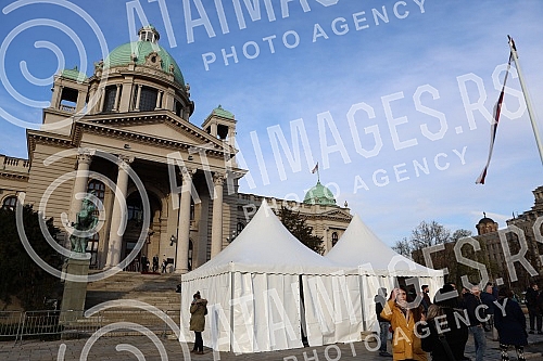 The freelancers gathered tonight on the plateau in front of the National Assembly, where they set up tents and plan to camp for the next three days, until their demands are taken into account.Frilenseri su se veceras okupili na platou ispred Narodn
