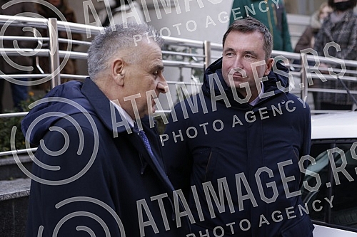 At the Republic Bureau of Statistics, representatives of the EU Delegation to Serbia handed over to the director of the Bureau Miladin Kovacevic the keys to 18 cars donated by the EU.U Republickom zavodu za statistiku predstavnici Delegacije EU u S