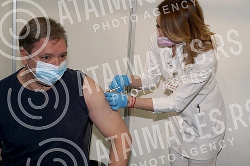 The President of the Republic of Serbia, Aleksandar Vucic, received the third (booster) dose of the coronavirus vaccine at the vaccination point in Hall 7 at the Belgrade Fair.Predsednik Republike Srbije Aleksandar Vucic primio je trecu (buster) do