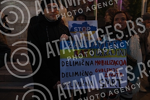 On Republic Square, a group of Russians, Ukrainians, Belarusians and Serbs held a protest meeting together against the war on the occasion of the mobilization announced by Russian President Vladimir Putin.Na Trgu Republike odrzan je protestni skup 