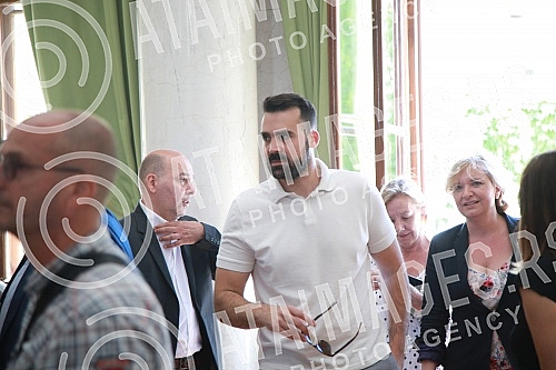 The ceremonial presentation of the Order of Arts and Literature in the rank of knight was held for the actor Predrag Miki Manojlovic at the residence of the French Embassy.Svecano urucenje Ordena umetnosti i knjizevnosti u rangu viteza upriliceno j