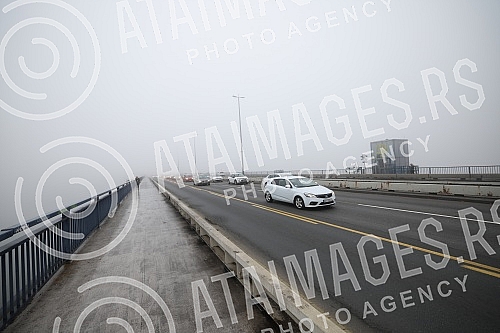 City pollution mixed with morning fog, Belgrade cityscape.Zagadjenje grada pomesano sa jutarnjom maglom, gradski pejzaz Beograda.