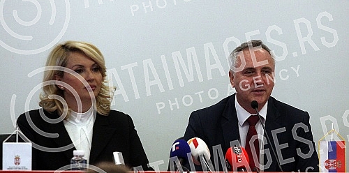 In the National Employment Service, the contracts were handed over to employers and the unemployed who used employment incentives this year by the Minister of Labor, Employment, Veterans' Affairs and Social Affairs, Darija Kisic Tepavcevic. U Nacio