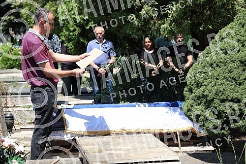 The deputy head of the BIA, Milorad Bracanovic, was buried at the New Cemetery on Bezanijska Kosa.
Zamenik sefa BIA Milorad Bracanovic sahranjen je na Novom groblju na Bezanijskoj kosi. The deputy head of the BIA, Milorad Bracanovic, was buried at the New Cemetery on Bezanijska Kosa.
Zamenik sefa BIA Milorad Bracanovic sahranjen je na Novom groblju na Bezanijskoj kosi.