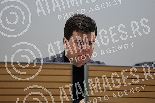 Organized by the Serbian movement Dveri in the hall of the Municipal Assembly of Stari grad, a panel discussion was held on the referendum LET'S NOT GIVE A CONSTITUTION!U organizaciji Srpskog pokreta Dveri u sali Skupstine opstine Stari grad odrzan