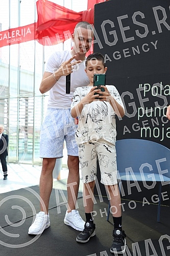 Voyage in WTF Open Air radio in TC Gallery - socializing with fans.Voyage u WTF Open Air radiju u TC Galerija - druzenje sa fanovima.