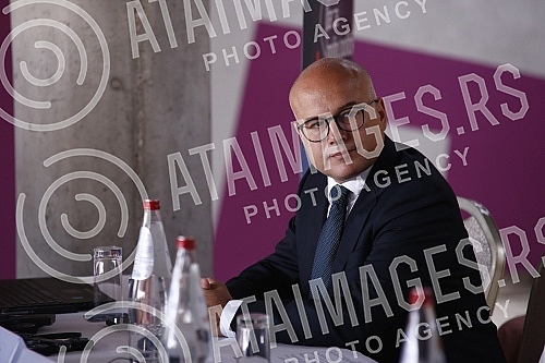 The European Union as a strategic choice conference was held at the Zira Hotel - the experiences of Serbia and Romania.U hotelu Zira odrzana je konferencija Evropska unija kao strateski izbor - iskustva Srbije i Rumunije