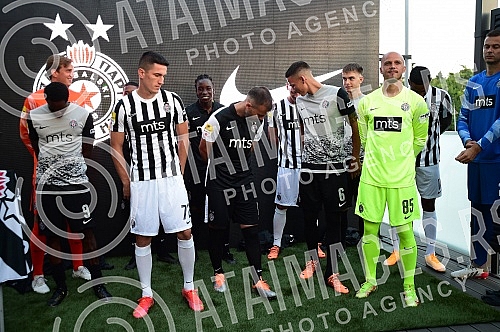 The official promotion of the new set of Nike FK Partizan jerseys for the 2022/23 season was held in the VIP Lounge above the center line of the Partizan stadium.Svecana promocija nove garniture Nike dresova FK Partizan za sezonu 2022/23 odrzana je