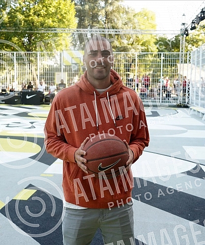 Grand opening of the terrain made of 20,000 recycled sneakers in Block 70.
Svecano otvaranje terena napravljenog od 20.000 recikliranih patika u Bloku 70. Grand opening of the terrain made of 20,000 recycled sneakers in Block 70.
Svecano otvaranje terena napravljenog od 20.000 recikliranih patika u Bloku 70.