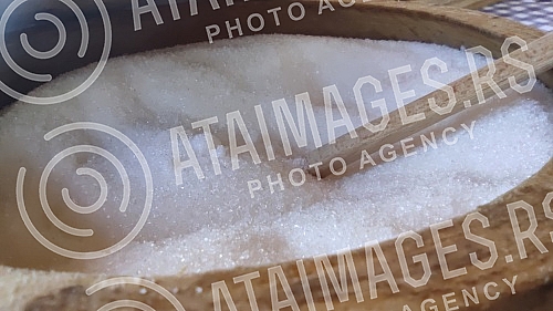 Sugar in wooden bowl.Secer u drvenoj ciniji.