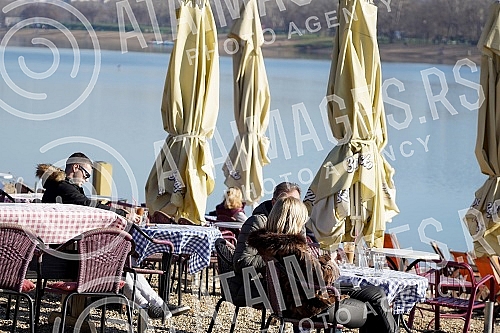 A large number of citizens enjoyed a beautiful sunny day on Ada Ciganlija on the first day of 2021. Veliki broj gradjana uzivao je u predivnom suncanom danu na Adi Ciganliji prvog dana 2021. godine.