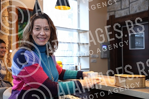 Many famous actors, musicians, athletes and writers delighted children with developmental disabilities in the humanitarian action of decorating the Christmas tree in the specific cafe 