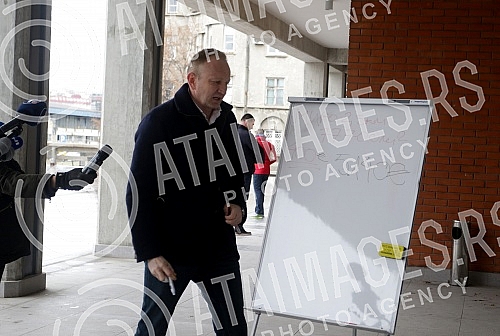 After three hearings of three lawsuits for texts published by Informer, the president of the Party of Freedom and Justice, Dragan Djilas, held a press conference in front of the Palace of Justice.Posle tri saslusanja po tri tuzbe za tekstove koje j