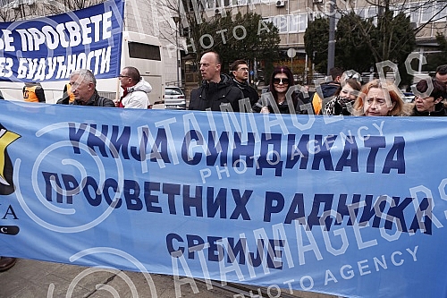 The protest of the Union of Teachers' Unions was held in Manjez Park, across from the building where the ministries are located.
Protest Unije sindikata prosvetnih radnika odrzan je u parku Manjez, preko puta zgrade u kojoj se smestena ministarstva. The protest of the Union of Teachers' Unions was held in Manjez Park, across from the building where the ministries are located.
Protest Unije sindikata prosvetnih radnika odrzan je u parku Manjez, preko puta zgrade u kojoj se smestena ministarstva.