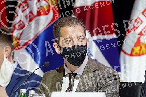 The Serbian Progressive Party is holding a session of the Main Board in Kombank Hall, at which it will be discussed about the united with the party of Aleksandar Sapic, the Serbian Patriotic Alliance, but also the problems within the party.Srpska n