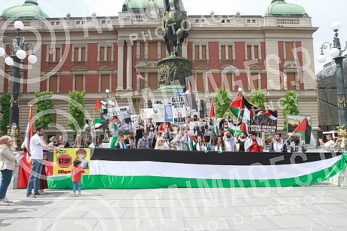 A rally in support of the Palestinian people in Jerusalem was held at the Monument to Prince Mikhail on Republic Square, organized by the Palestinian Diaspora in Serbia. Kod Spomenika knezu Mihailu, na Trg Republike odrzan skup podrske palestinskom