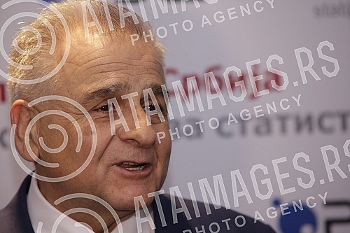 At the Republic Bureau of Statistics, representatives of the EU Delegation to Serbia handed over to the director of the Bureau Miladin Kovacevic the keys to 18 cars donated by the EU.U Republickom zavodu za statistiku predstavnici Delegacije EU u S