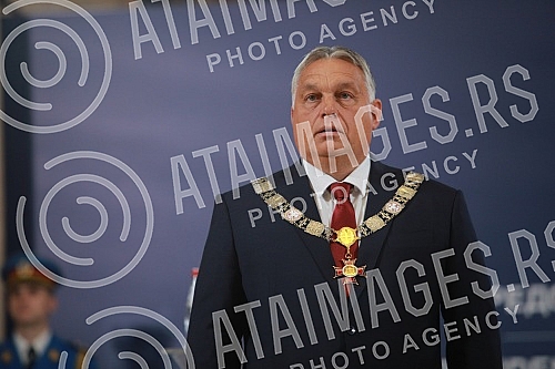The President of Serbia, Aleksandar Vucich, presented the Prime Minister of Hungary, Viktor Orban, with the Order of the Republic of Serbia on a large necklace for outstanding services in developing and consolidating peaceful cooperation and friendly