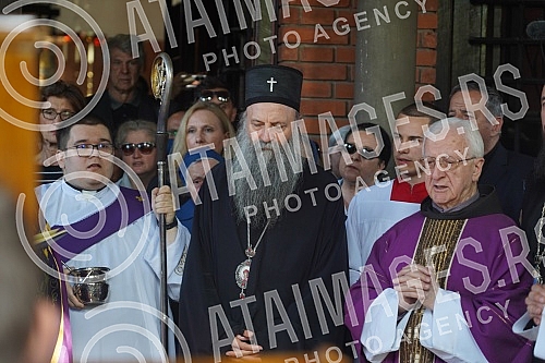 The coffin with the body of Matej Peris was taken out of the church of St. Anthony, and the funeral procession began at 5 pm, led by Mosinjor Stanislav Hocevar, Belgrade's archbishop and metropolitan.Kovceg sa telom Mateja Perisa iznet je iz crkve 