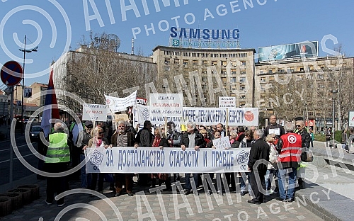 Protest of pensioners and military pensioners because of pension cutsProtest penzionera i vojnih penzionera zbog smanjenja penzija.