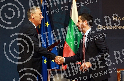 The Minister of Construction, Transport and Infrastructure of Serbia, Tomislav Momirovic, and the Ambassador of Bulgaria to Serbia, Petko Dojkov, on behalf of the Ministry of Transport and Communications of Bulgaria, signed an agreement on cooperatio The Minister of Construction, Transport and Infrastructure of Serbia, Tomislav Momirovic, and the Ambassador of Bulgaria to Serbia, Petko Dojkov, on behalf of the Ministry of Transport and Communications of Bulgaria, signed an agreement on cooperatio