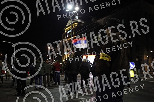 Citizens against the introduction of kovid passes gathered at the assembly, some of them walked to the RTS building, where former journalist Jasmina Stojanovic tore her press ID because of the situation and the way of writing about the crown.
Gradja Citizens against the introduction of kovid passes gathered at the assembly, some of them walked to the RTS building, where former journalist Jasmina Stojanovic tore her press ID because of the situation and the way of writing about the crown.
Gradja