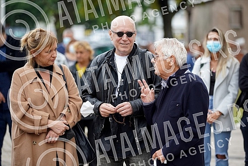 Family, friends, colleagues began to gather in the Church of the Holy Trinity in Kumodraz to pay their last respects to the late actor Milan Lanet Gutovic and to send him to eternal rest.Porodica, prijatelji, kolege poceli su da se okupljaju u Crkv