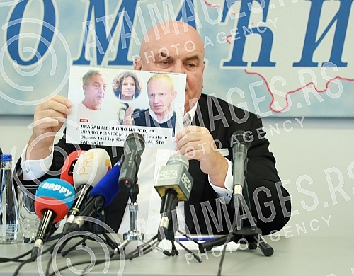 A press conference of the president of that party, Dragan Markovic-Palma, was held in the premises of United Serbia.U prostorijama Jedinstvene Srbije odrzana konferencija za novinare predsednika te stranke Dragana Markovica - Palme.