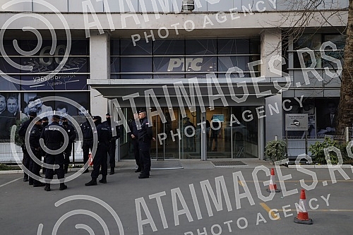 In front of the RTS building, where members of the organization Worthy of Serbia were earlier today, expressing alleged dissatisfaction with the work of RTS, forcibly entered the building of that media house in Takovska Street, there are police, but 