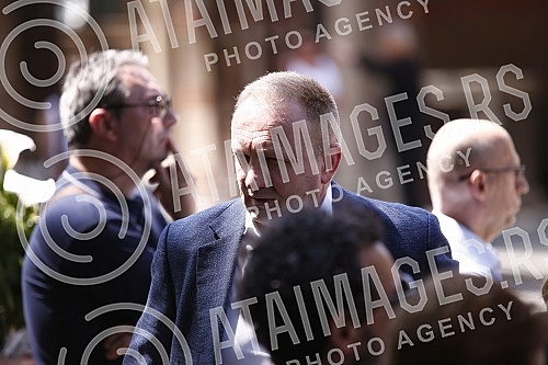 Veselin Vesa Simonovic, director and editor-in-chief of the Nova.rs portal, will be buried in the Alley of Merited Citizens at the New Cemetery in Belgrade, the family received condolences at 1:30 p.m., and the funeral service began at 2 p.m.
Veseli Veselin Vesa Simonovic, director and editor-in-chief of the Nova.rs portal, will be buried in the Alley of Merited Citizens at the New Cemetery in Belgrade, the family received condolences at 1:30 p.m., and the funeral service began at 2 p.m.
Veseli