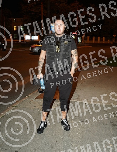 The arrival of the participants of Zadruga 5 for a guest appearance in the Narod pita show on TV Pink.Dolazak ucesnika Zadruge 5 na gostovanje u emisiji Narod pita na TV Pinku.