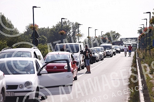 Farmers used tractors to block the bridge over the Thames in Pancevo.Poljoprivrednici su traktorima blokirali most na Tamisu u Pancevu.