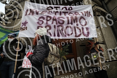 A protest of environmental organizations was held in front of the Government of Serbia.Ispred Vlade Srbije odrzan je protest ekoloskih organizacija.