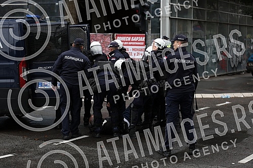 The police blocked the opponents of Europride in the central city streets, and some of them were detained.Policija je blokirala protivnike Europrajda u centralnim gradskim ulicama, a neki od njih su i privedeni.