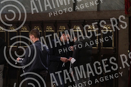 Holy Friday service at 12: 00 in the Congregational Church with the presentation of the Tabernacle, symbolizing the suffering of Jesus Christ.U Sabornoj crkvi na Veliki petak u 12, 00 sluzeno vecernje bogosluzenje  sa iznosenjem Plasatanice koja sim