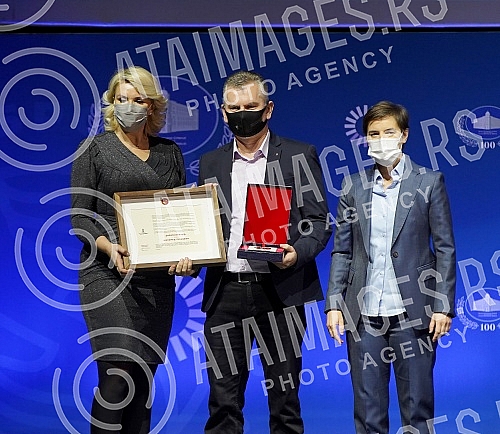 Summarizing the results of the first 100 days of the government was preceded by the awarding of the Benefactor Award, for some of the many humanitarian feats that marked the previous year 2020, which was declared the Year of Solidarity at the proposa