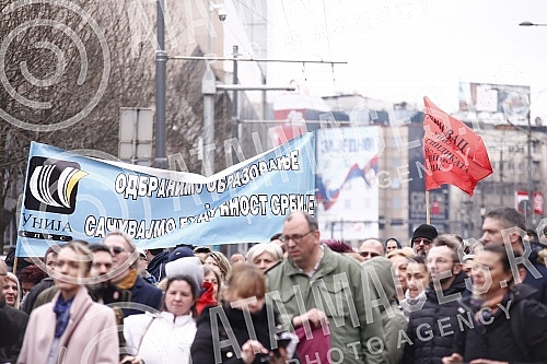 The protest of the Union of Teachers' Unions was held in Manjez Park, across from the building where the ministries are located.
Protest Unije sindikata prosvetnih radnika odrzan je u parku Manjez, preko puta zgrade u kojoj se smestena ministarstva. The protest of the Union of Teachers' Unions was held in Manjez Park, across from the building where the ministries are located.
Protest Unije sindikata prosvetnih radnika odrzan je u parku Manjez, preko puta zgrade u kojoj se smestena ministarstva.