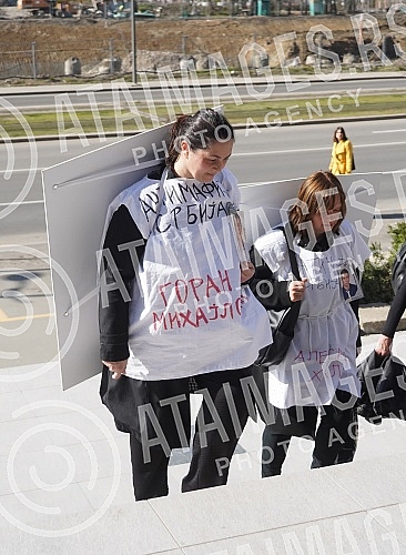 In front of the main entrance to the Palace of Justice came Sanja Mihajlovic Mara Halabrin, organized on Saturday by 