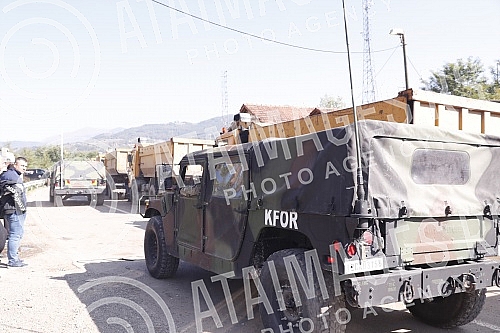 The vehicles with KFOR members arrived at the positions of the special police Rosso, which should soon leave the administrative crossing Jarinje.Vozila sa pripadnicima Kfora stigla su na polozaje specijalne policije Rosu koje bi uskoro trebalo da n