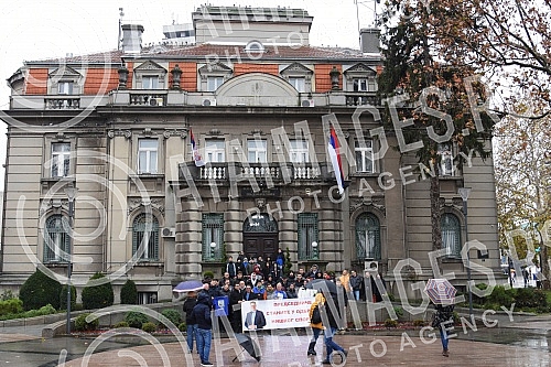 Players, management and members of the professional staff of the Nais Water Polo Club gathered at 11:59 on the plateau in front of the City Hall to express their dissatisfaction with the fact that the City of Nis intends to reduce allocations for spo